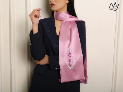 khăn lụa tơ tằm thêu hoa lavernder màu tím hồng 2