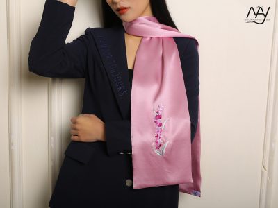 khăn lụa tơ tằm thêu hoa lavernder màu tím hồng 3