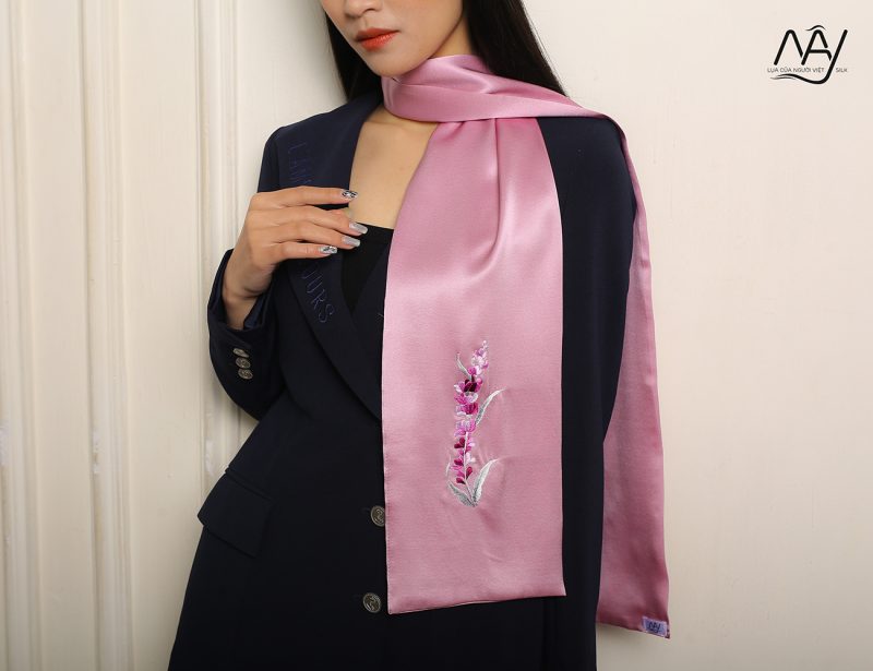 khăn lụa tơ tằm thêu hoa lavender màu tím hồng 4 1