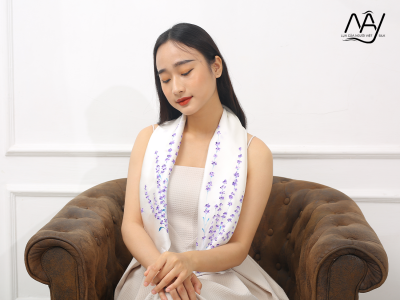 khăn lụa tơ tằm cao cấp vẽ tay hoa lavender 8585 màu trắng