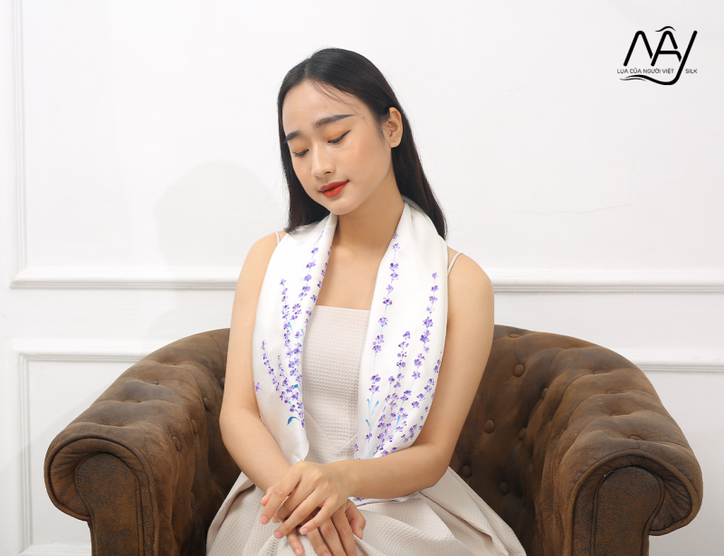 khăn lụa tơ tằm cao cấp vẽ tay hoa lavender 8585 màu trắng